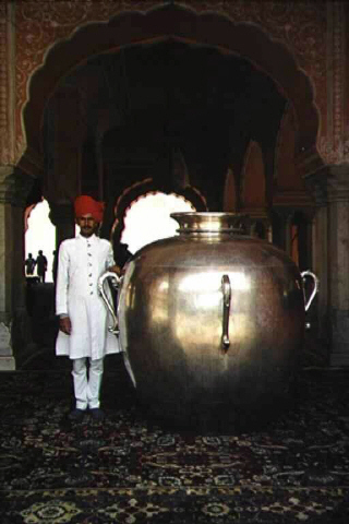 A sunssilver urn in the palace